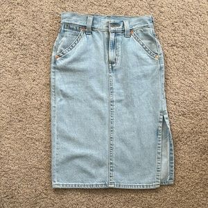 Levi’s denim pencil skirt with slit on the side. Size 25